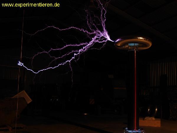  Bildname: a_Tesla12.jpg 
 Breite: 979 Pixel 
 Höhe: 734 Pixel 
 Grösse: 84 kB 