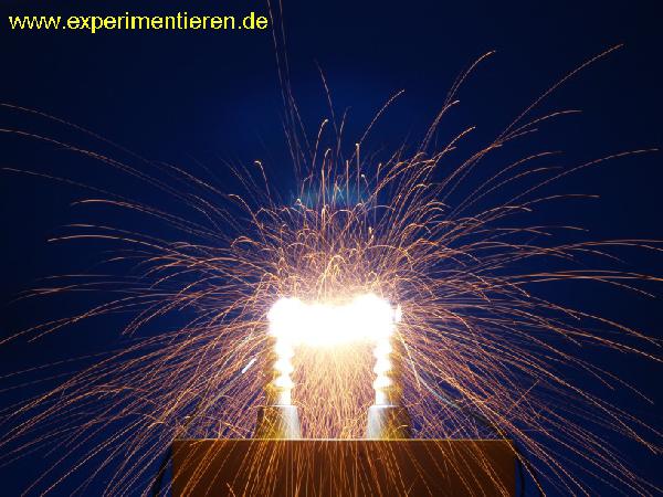  Bildname: f_Drahtexplosion2.jpg 
 Breite: 816 Pixel 
 Höhe: 612 Pixel 
 Grösse: 318 kB 